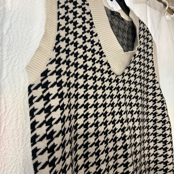 Houndstooth Sweater - Picture 4 of 4